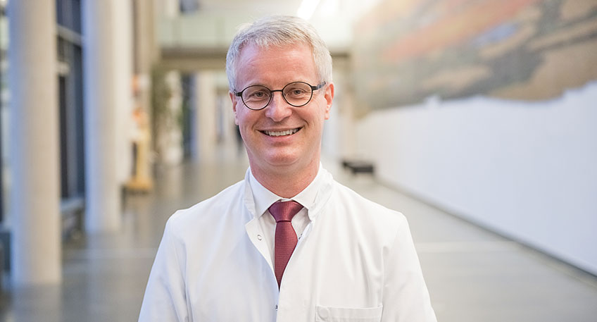 Universitätsprofessor Dr. Ralf Gutzmer, Direktor der Universitätsklinik für Dermatologie, Venerologie, Allergologie und Phlebologie, gehört zu den weltweit meistzitiertesten und damit einflussreichsten Wissenschaftlerinnen und Wissenschaftlern der Welt. Foto: MKK/Sven Olaf Stange