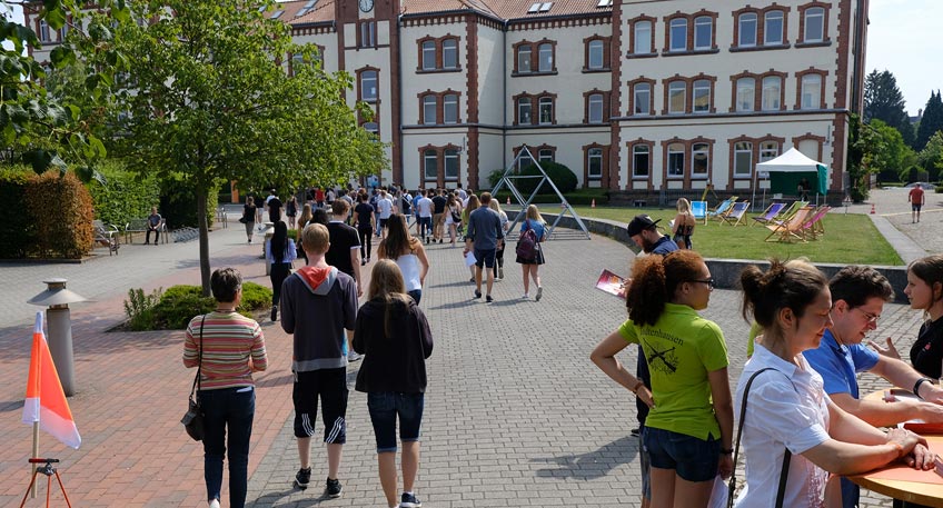 Die FH Bielefeld hat einen neuen Namen. Künftig heißt sie Hochschule Bielefeld – University of Applied Sciences and Arts, abgekürzt: HSBI. Auch Logo und Corporate Design ändern sich. Im Internet ist die Hochschule ab sofort unter hsbi.de zu finden.