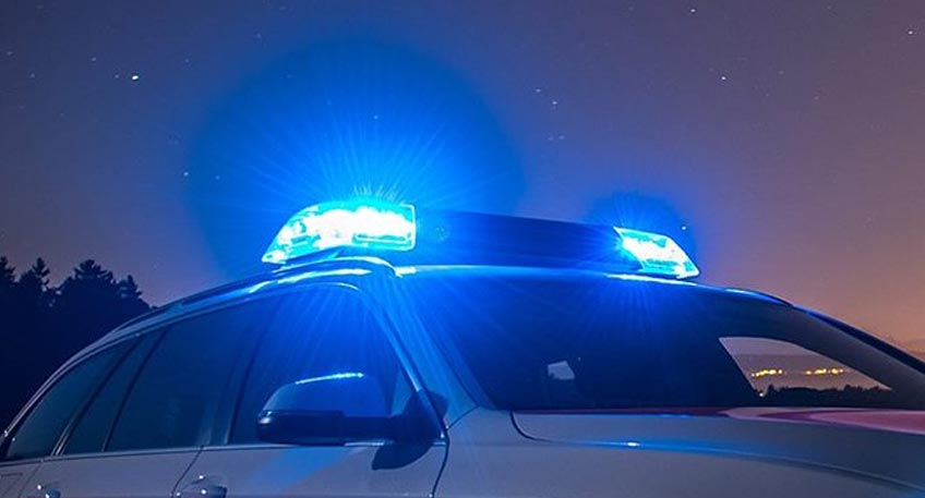 Den Erkenntnissen der Polizei zufolge hatte sich ein 28-jähriger Lübbecker gemeinsam mit einem Bekannten gegen 18.30 Uhr an der Fußgängerbrücke am Schwanenteich in Nähe des Kriegerdenkmals aufgehalten, als es zu einer Auseinandersetzung mit einem bisher unbekannten Mann kam.