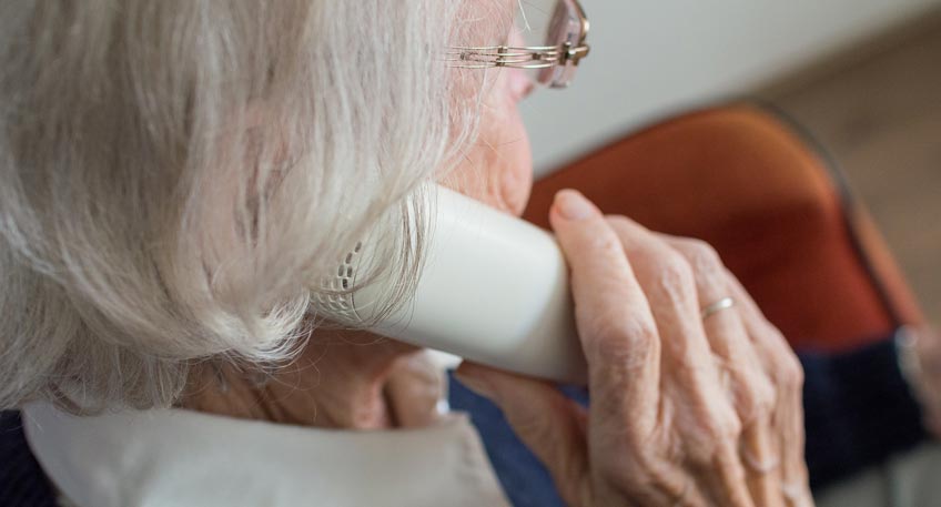 Eine 92-jährige Frau ist am Mittwochnachmittag das Opfer eines falschen Wasserwerkers geworden. Weil der Mann vorgab, ein Mitarbeiter des Ordnungsamtes zu sein, gewährte die Mindenerin Einlass in ihre Wohnung.