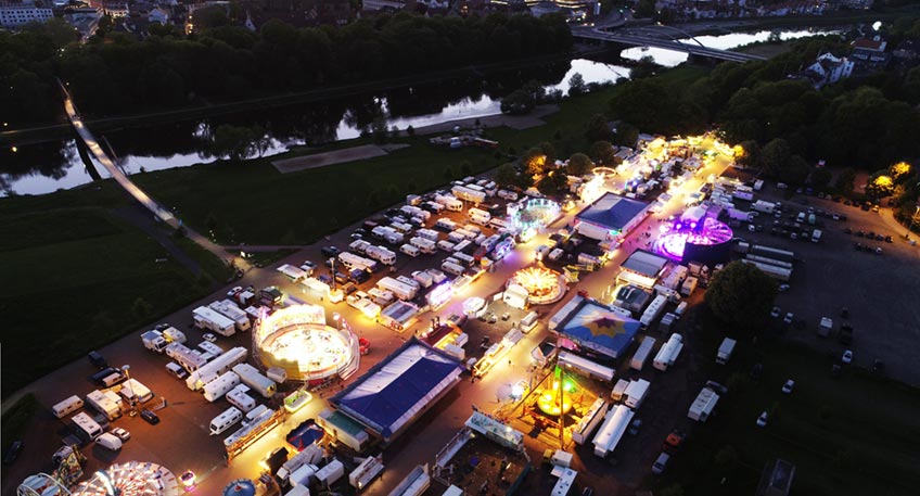 Die größte Kirmes an der Weser lädt in diesem Jahr ab dem 06. Mai 2023 zur 121. Mindener Messe auf Kanzlers Weide ein. Mit den ersten Sonnenstrahlen lockt in diesem Frühjahr eine bunte Mischung aus Kirmesnostalgie und Nervenkitzel in die Weserstadt.