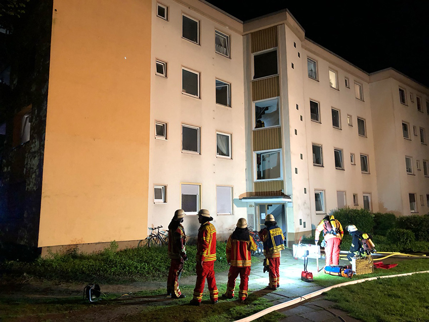 Samstagabend, am 6.05.2023, wurde der Feuerwehr Minden ein Kellerbrand an einem Mehrfamilienhaus gemeldet. Bei Ankunft der Einsatzkr&auml;fte wurde eine starke Rauchentwicklung festgestellt, die sich bis in die Wohnungen ausbreitete.