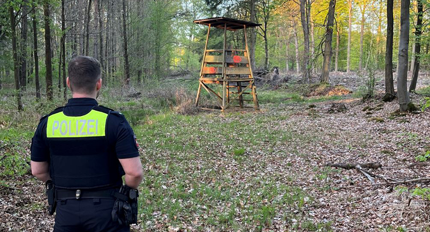 Einem zufällig vorbeifahrenden Radfahrer und einem in der Nähe ansitzenden Jäger hat es ein 51jähriger Mann aus Porta Westfalica zu verdanken, dass er nicht am Mittwoch zumindest eine kalte Nacht in gefährlich hilfloser Lage mitten im Schaumburger Wald zwischen Meinsen und Cammer verbringen musste.