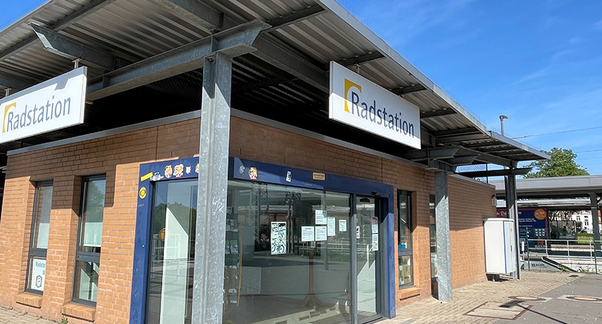 Sie stehen oft wild durcheinander, sind an Laternenmasten, B&auml;umen und auch Z&auml;unen angekettet: Das ist die Fahrradpark-Situation, die sich Passanten als Anblick bietet, die auf den Bahnhofsvorplatz in Minden kommen.