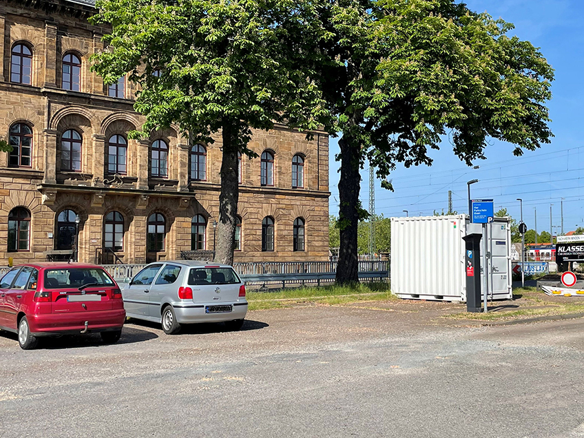 Sie stehen oft wild durcheinander, sind an Laternenmasten, B&auml;umen und auch Z&auml;unen angekettet: Das ist die Fahrradpark-Situation, die sich Passanten als Anblick bietet, die auf den Bahnhofsvorplatz in Minden kommen.