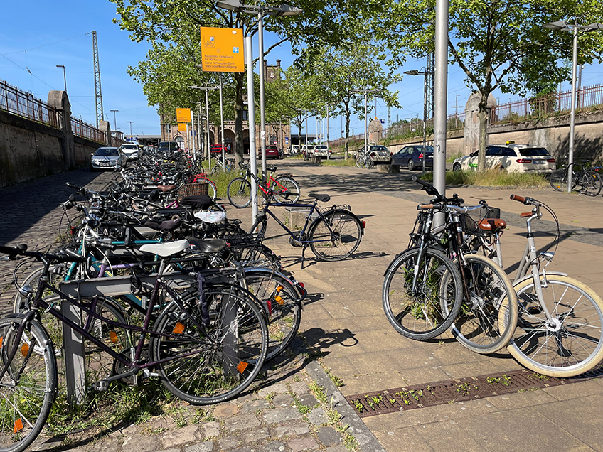 Sie stehen oft wild durcheinander, sind an Laternenmasten, B&auml;umen und auch Z&auml;unen angekettet: Das ist die Fahrradpark-Situation, die sich Passanten als Anblick bietet, die auf den Bahnhofsvorplatz in Minden kommen.