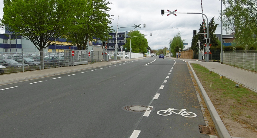 Einen neuen Erlass des Landes Nordrhein-Westfalen will die Stadt Minden aufgreifen und dazu nutzen, Piktogramm-Ketten auf den Fahrbahnen der Stra&szlig;en aufzubringen, wo die Benutzungspflicht f&uuml;r kombinierte Geh- und Radwege aufgehoben ist oder wo keine gesonderten Radverkehrsanlagen vorhanden sind.