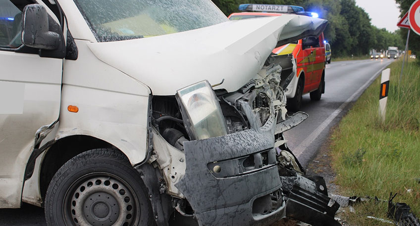 Auf der Vlothoer Straße in Rehme kam es am Donnerstagnachmittag zu einem Unfall unter Beteiligung dreier Pkws. Dabei stießen zwei Autos frontal zusammen. Drei Insassen aus Bad Oeynhausen verletzten sich leicht.