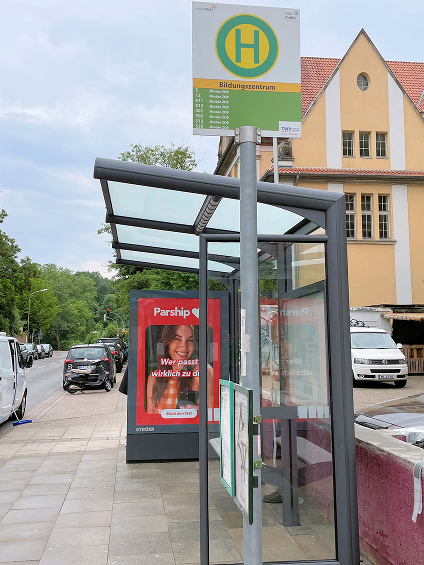 Sie haben einen grauen Rahmen aus Metall, Seitenteile aus Glas und ein Dach aus einer Glas-Aluminium-Konstruktion. Die Sitzbank aus Holz bietet Platz für bis zu vier Personen. Modern, stabil, luftig, pflegeleicht und vor allem barrierefrei sollten sie laut Anforderungen der Stadt sein: die modernen Buswartehallen, die derzeit in großen Teilen des Stadtgebietes aufgebaut werden.