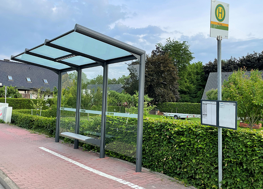 Sie haben einen grauen Rahmen aus Metall, Seitenteile aus Glas und ein Dach aus einer Glas-Aluminium-Konstruktion. Die Sitzbank aus Holz bietet Platz für bis zu vier Personen. Modern, stabil, luftig, pflegeleicht und vor allem barrierefrei sollten sie laut Anforderungen der Stadt sein: die modernen Buswartehallen, die derzeit in großen Teilen des Stadtgebietes aufgebaut werden.
