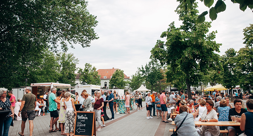Von 16 - 20 Uhr findet am Donnerstag, 6. Juli der beliebte Schlemmer-Abendmarkt mit Verzehrst&auml;nden, Sitzgelegenheiten und Musik auf dem Inowroclaw-Platz mitten in Bad Oeynhausen statt.
