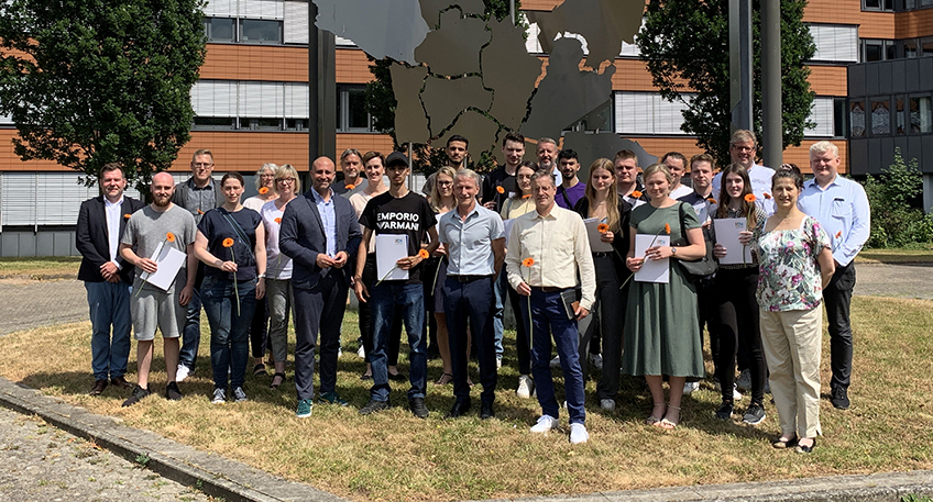 Im 20. Jahr des Bestehens des ZAM e. V. (Zukunft Ausbildung im M&uuml;hlenkreis e. V.) haben wieder 27 junge Menschen ihre Ausbildung erfolgreich &uuml;ber den Verein abgeschlossen. &bdquo;Sie haben es geschafft! Herzlichen Gl&uuml;ckwunsch, jetzt k&ouml;nnen Sie richtig durchstarten&ldquo;, sagte Landrat Ali Doğan bei der offiziellen Verabschiedung im Kreishaus in.