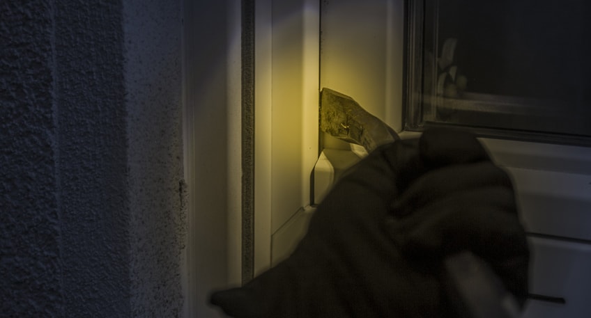 Wegen Einbrüchen in der Mindener Innenstadt mussten die Beamten der Spurensicherung am Montag gleich zwei Mal ausrücken. In beiden Fällen hatten Unbekannte sich jeweils im Schutz der Dunkelheit Zutritt zu Geschäftsräumen verschafft.