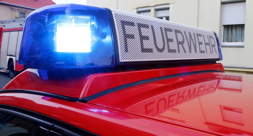 Wegen eines Brandes in einem Zweifamilienhaus wurden Polizei und Feuerwehr am sp&auml;ten Samstagabend gegen 22.25 Uhr in die Stra&szlig;e "Am Kohlgraben" gerufen. Ein Mann erlitt leichte Verletzungen. Kr&auml;fte der Feuerwehr konnten den Brand rasch unter Kontrolle bringen.
