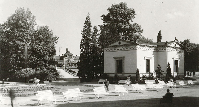 Vom 15. Juli bis zum 27. August findet im Kurpark die Ausstellung „KUR-ZEIT-GEDÄCHTNIS“ der Staatsbad Bad Oeynhausen GmbH in Kooperation mit dem Stadtarchiv Bad Oeynhausen statt. Blickt man heute in den wunderschönen Kurpark, könnte man meinen, dass das einmalige Ensemble historischer Gebäude dort seit Ewigkeiten unverändert steht.