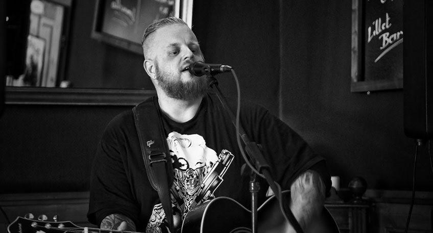 Am Samstag, 15. Juli 2023 ab 12.00 Uhr tritt Patrick L&uuml;ck solo bei der Veranstaltungsreihe &bdquo;Martini um 12&ldquo; auf der Martinitreppe in der Mindener Innenstadt auf.