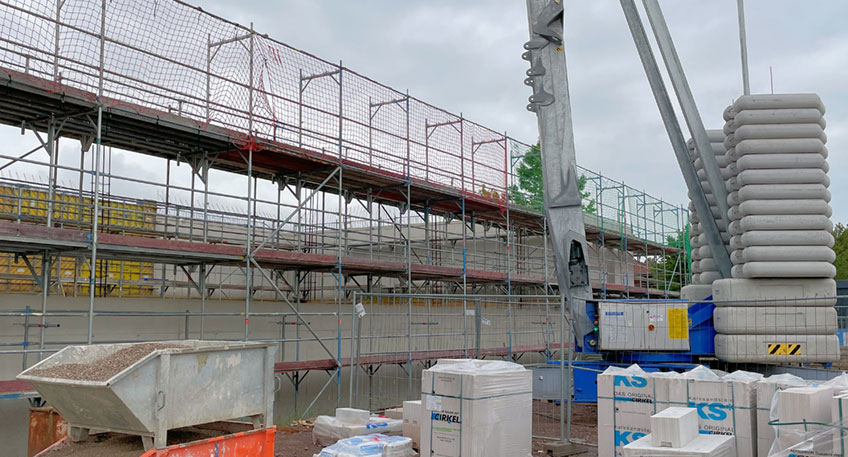 Noch ist der Himmel im Rohbau der neuen Einfeldsporthalle an der Grundschule Dankersen-Leteln zu sehen, wenn man nach oben sieht. Aber nicht mehr lange. &bdquo;Denn bis sp&auml;testens Ende August soll das Dach drauf&ldquo;, sagt Projektleiter Christoph Gleffe von der st&auml;dtischen Geb&auml;udewirtschaft bei einer Baustellenbesichtigung.