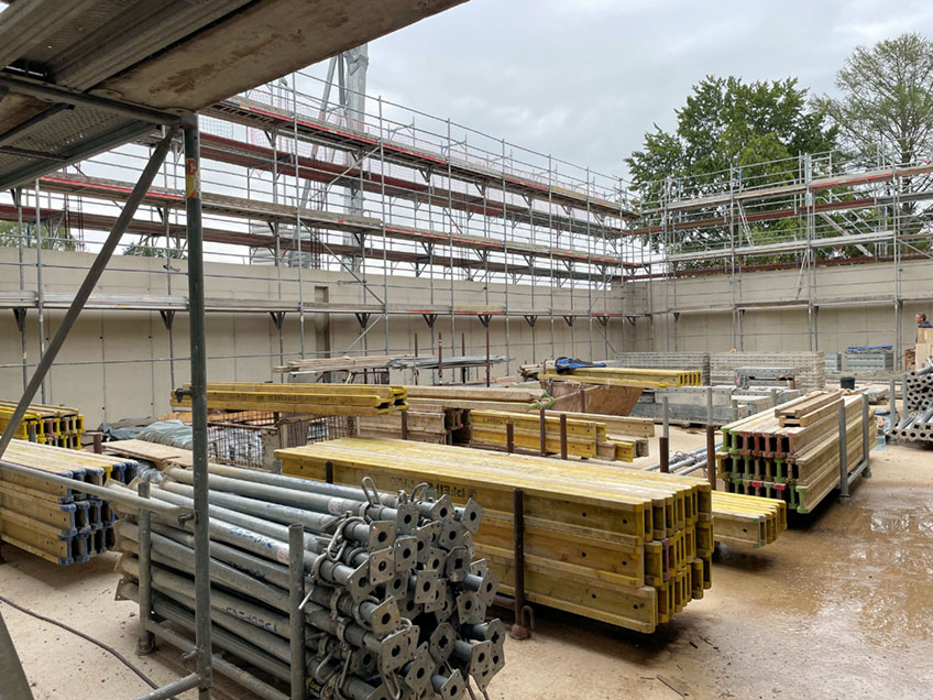 Noch ist der Himmel im Rohbau der neuen Einfeldsporthalle an der Grundschule Dankersen-Leteln zu sehen, wenn man nach oben sieht. Aber nicht mehr lange. &bdquo;Denn bis sp&auml;testens Ende August soll das Dach drauf&ldquo;, sagt Projektleiter Christoph Gleffe von der st&auml;dtischen Geb&auml;udewirtschaft bei einer Baustellenbesichtigung.