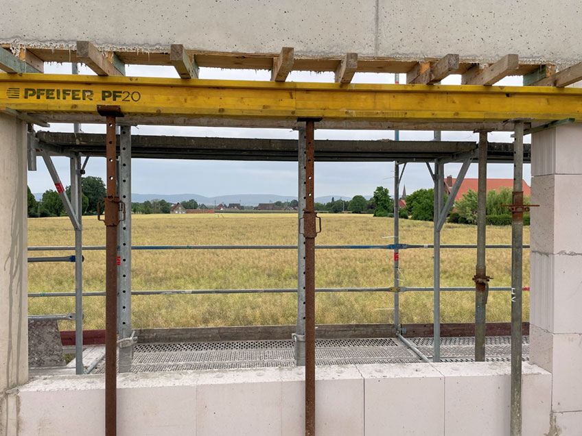 Noch ist der Himmel im Rohbau der neuen Einfeldsporthalle an der Grundschule Dankersen-Leteln zu sehen, wenn man nach oben sieht. Aber nicht mehr lange. &bdquo;Denn bis sp&auml;testens Ende August soll das Dach drauf&ldquo;, sagt Projektleiter Christoph Gleffe von der st&auml;dtischen Geb&auml;udewirtschaft bei einer Baustellenbesichtigung.