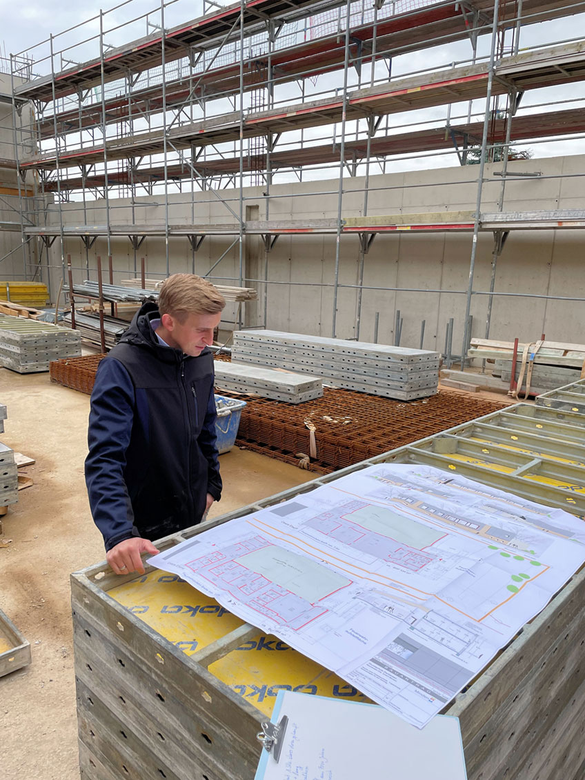 Noch ist der Himmel im Rohbau der neuen Einfeldsporthalle an der Grundschule Dankersen-Leteln zu sehen, wenn man nach oben sieht. Aber nicht mehr lange. &bdquo;Denn bis sp&auml;testens Ende August soll das Dach drauf&ldquo;, sagt Projektleiter Christoph Gleffe von der st&auml;dtischen Geb&auml;udewirtschaft bei einer Baustellenbesichtigung.