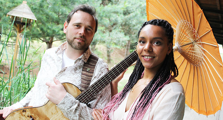 Am kommenden Samstag, 29. Juli 2023, sorgt das Duo White Coffee mit Reggae, Jazz und Popmusik ab 12.00 Uhr für Erholung bei „Martini um 12“ auf der Martinitreppe.