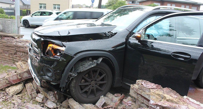 Den Erkenntnissen nach hatte zuvor ein 44-jähriger Seat-Fahrer aus Bad Oeynhausen gegen 14.35 Uhr die Werster Straße in Richtung der A 30 befahren und wollte in Höhe der Kreuzung Sandweg nach links in diesen einbiegen.