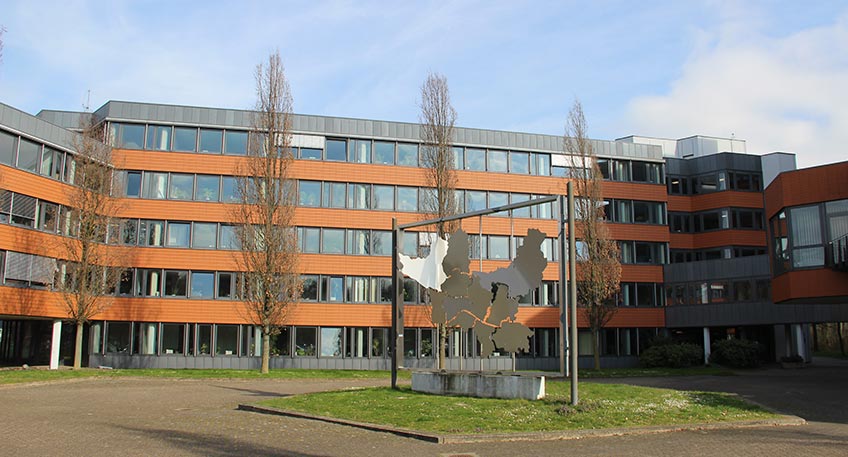 Am Samstag, 12. August in der Zeit von 11 bis 17 Uhr veranstaltet der Kreis Minden-L&uuml;bbecke ein Fest f&uuml;r die B&uuml;rgerinnen und B&uuml;rger. Auf dem Gel&auml;nde zwischen dem Kreishaus, dem Schinkelbau und der Akademie f&uuml;r die Gesundheitsberufe an der Portastra&szlig;e in Minden wird ein interessantes Programm f&uuml;r die ganze Familie geboten mit Tanz, Theater und Musik auf und vor der Radio Westfalica B&uuml;hne.