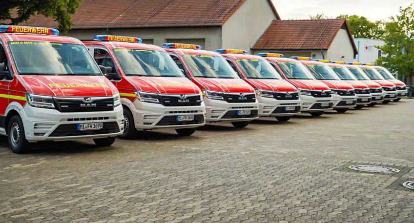 Mit gro&szlig;er Freude wurden im Beisein des Ausschusses f&uuml;r B&uuml;rgerdienste, Sicherheit und Feuerschutz mit dem Vorsitzendem G&uuml;nter We&szlig;el und seinem Stellvertreter Michael Behrens, Lars Bursian als Beigeordneten f&uuml;r St&auml;dtebau und Feuerschutz, der Leitung der Feuerwehr, dem Sprecher der freiwilligen Feuerwehr und Abordnungen der Einheiten der Feuerwehr Minden insgesamt zehn Mannschaftstransportfahrzeuge offiziell in Dienst gestellt.