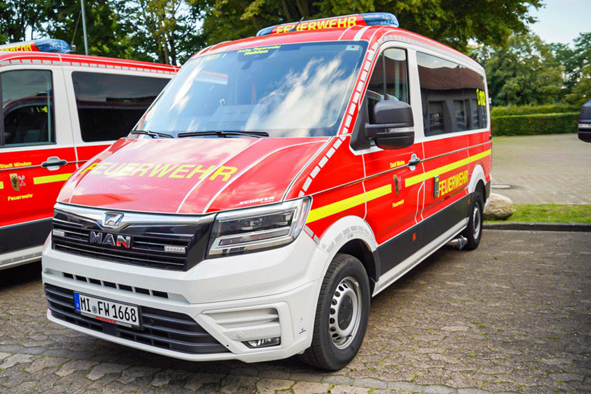 Mit gro&szlig;er Freude wurden im Beisein des Ausschusses f&uuml;r B&uuml;rgerdienste, Sicherheit und Feuerschutz mit dem Vorsitzendem G&uuml;nter We&szlig;el und seinem Stellvertreter Michael Behrens, Lars Bursian als Beigeordneten f&uuml;r St&auml;dtebau und Feuerschutz, der Leitung der Feuerwehr, dem Sprecher der freiwilligen Feuerwehr und Abordnungen der Einheiten der Feuerwehr Minden insgesamt zehn Mannschaftstransportfahrzeuge offiziell in Dienst gestellt.