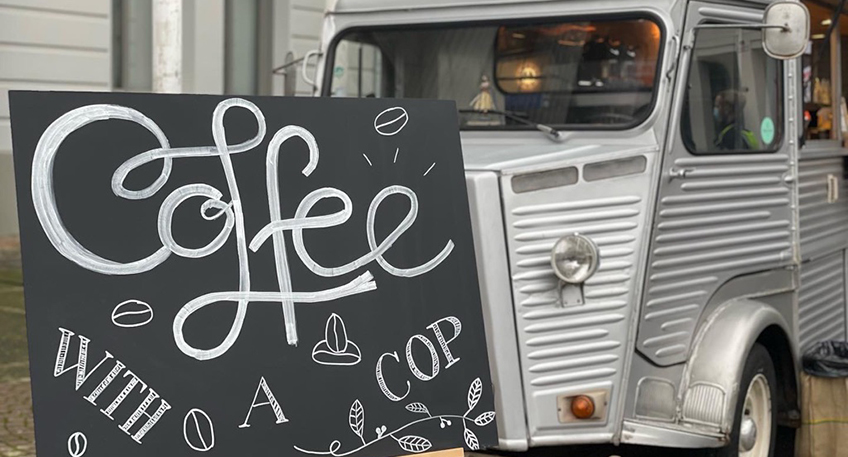 Mit einem Oldtimer-Truck l&auml;dt die Polizei des M&uuml;hlenkreises zu einem Hei&szlig;getr&auml;nk und Gespr&auml;chen in entspannter Atmosph&auml;re ein. Mit dem Ziel, mit den B&uuml;rgerinnen und B&uuml;rgern ins Gespr&auml;ch zu kommen, beteiligt sich unsere Kreispolizeibeh&ouml;rde am morgigen Dienstag (22.08.) an der landesweiten Kampagne "Coffee with a Cop".