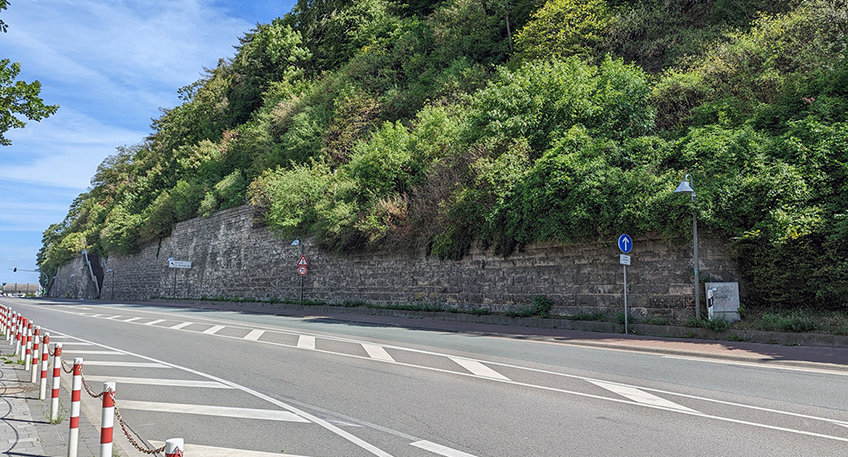 Die St&uuml;tzwand am Jakobsberg gegen&uuml;ber dem Bahnhof in Porta Westfalica wird instandgesetzt. Am Montag, 11. September, beginnen die Bauarbeiten und dauern voraussichtlich vier Monate. F&uuml;r die Ma&szlig;nahme wird die Hausberger Stra&szlig;e (B482) zur Einbahnstra&szlig;e und ist nur noch in Richtung Norden befahrbar.