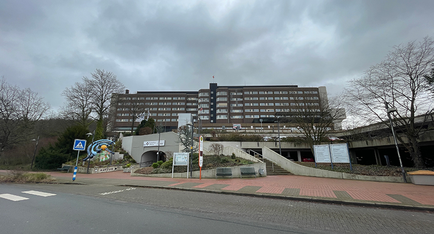 In einer Sondersitzung (28. September) des Verwaltungsrats der M&uuml;hlenkreiskliniken wurde ein Zwischenbericht zum Sanierungsgutachten f&uuml;r das Krankenhaus L&uuml;bbecke vorgestellt. Danach ist eine Sanierung des somatischen Hauses im laufenden Betrieb grunds&auml;tzlich m&ouml;glich.