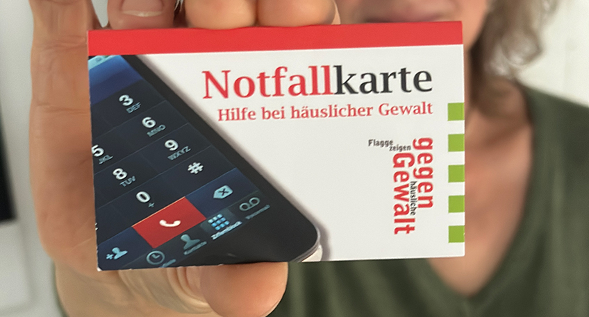 Die neue und aktualisierte Notfallkarte der kreisweiten Vernetzung gegen häusliche Gewalt „PRIO“ (Prävention - Intervention - Opferschutz) ist gedruckt und liegt jetzt zum Beispiel im Kreishaus beim Bürgerservice und bei der Gleichstellungsstelle aus.
