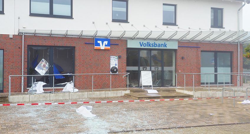 Nach der Geldautomatensprengung in Petershagen ist das betroffene Geb&auml;ude an der Bahnhofstra&szlig;e 62/64 wieder freigegeben worden. Damit kann das Amt proArbeit Jobcenter des Kreises Minden-L&uuml;bbecke den Standort Petershagen morgen wie gewohnt von 14 bis 16 Uhr f&uuml;r den Publikumsverkehr &ouml;ffnen.