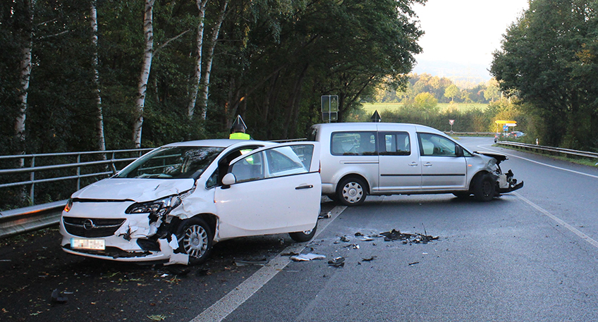 Auf dem Zubringer von der B 65 zur B 482 verlor am Mittwochmorgen ein Autofahrer die Kontrolle &uuml;ber seinen Volkswagen und kollidierte mit einem entgegenkommenden Wagen. Dabei zog sich eine 78-J&auml;hrige leichte Verletzungen zu.