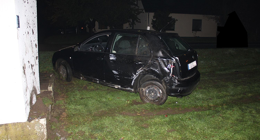 Unter Verdacht am Donnerstagabend einen Verkehrsunfall unter dem Einfluss von Bet&auml;ubungsmitteln verursacht zu haben, steht ein 26-J&auml;hriger Mann. Bei dem Verkehrsunfall zog er sich leichte Verletzungen zu.