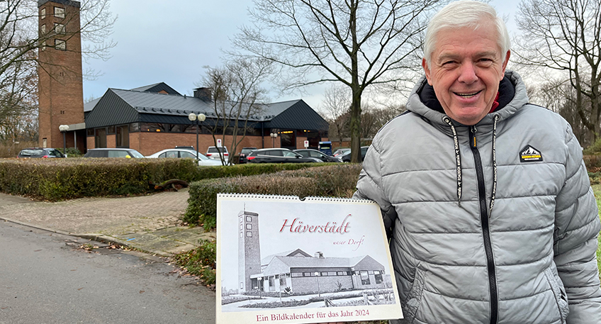 Zum 13. Mal ist der Kalender &bdquo;H&auml;verst&auml;dt &ndash; unser Dorf&ldquo; erschienen. Ortsb&uuml;rgermeister Heinz-G&uuml;nther Keller hat in Zusammenarbeit mit der &bdquo;Kalender Manufaktur&ldquo; in Verden wieder historische und aktuelle Fotos aus Mindens s&uuml;dlichstem Stadtteil am Rand des Wiehengebirges zusammengestellt. Der Verkaufserl&ouml;s wird f&uuml;r den Seniorennachmittag in der Alten Schule verwendet.  Den Titel ziert diesmal die H&auml;verst&auml;dter Kirche, die ab April 1974 gebaut und am Ersten Advent eingeweiht wurde. Davon k&uuml;ndet auch das Dezember-Foto im neuen Kalender. Besondere Sch&auml;tze hat Kelle f&uuml;r den Januar ans Licht gef&ouml;rdert. Die Aufnahmen stammen vom letzten H&auml;verst&auml;dter Kranzreiten Mitte der 50er Jahre am R&ouml;thebach. &bdquo;1955 folgte als Nachfolge des Kranzreitens das Pr&uuml;mken-Komitee und das Volksfest&ldquo;, erkl&auml;rt der Ortsb&uuml;rgermeister.  Kelle gibt dem Betrachter auch ein Bilderr&auml;tsel auf. Denn im Mai 2024 fehlt bei einem Foto einer Stra&szlig;ensperrung vor einem Abbruchhaus die Ortsangabe. Ein au&szlig;ergew&ouml;hnliches Foto ziert das Juli-Blatt. Es zeigt bei herrlichem Wetter eine Trauung unter den B&auml;umen an der Alten Schule.  Dort steht auch der Glockenturm, dem Kelle ebenfalls eine Seite gewidmet hat. Dreimal am Tag (9, 12 und 19 Uhr) l&auml;uten die Glocke. Zudem schaltet er sie von 11 bis 11.30 Uhr ein, wenn ein B&uuml;rger aus H&auml;verst&auml;dt gestorben ist.   Erh&auml;ltlich ist der Kalender zum Preis von 19,90 Euro bei Heinz-G&uuml;nther Kelle unter 0170/5215231.