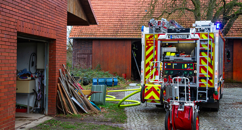 Die Freiwillige Feuerwehr Porta Westfalica wurde am Freitag, 29.12.2023, gegen 15:08 Uhr zu einem Brand auf einem Bauernhof im Ortsteil Möllbergen, Zum Berghop alarmiert. Der Brand in einer Gerätescheune konnte schnell gelöscht werden.