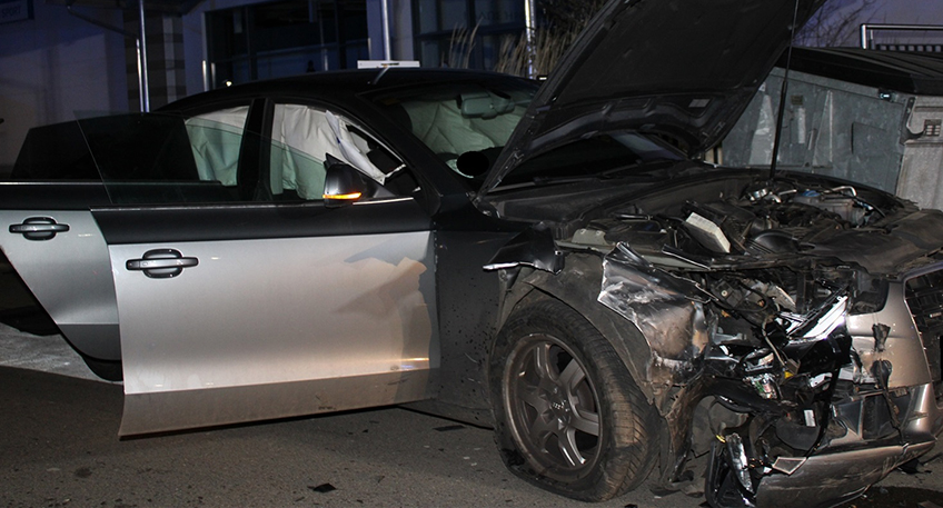 Wegen eines Verkehrsunfalls wurden die Beamten in der Nacht zu Freitag gegen 1.10 Uhr zum Parkplatz des Werre-Parks an die Mindener Straße gerufen. Wenig später trafen die Einsatzkräfte vor Ort auf mehrere Personen, zwei erheblich beschädigte Fahrzeuge sowie deren beiden vermeintliche Fahrer (18, 19).