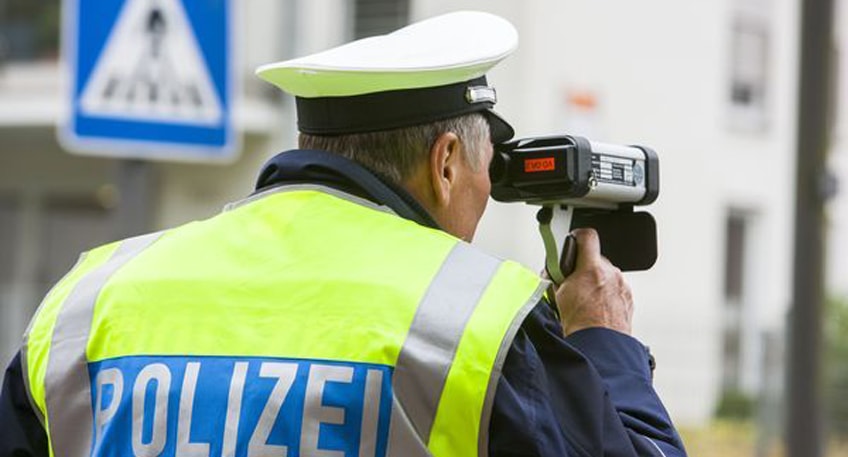 Nach Geschwindigkeitskontrollen im Kreisgebiet, unter anderem an der Königstraße in Minden und an der Eidinghausener Straße in Bad Oeynhausen, wurden durch den Verkehrsdienst der Polizei Minden-Lübbecke am Freitag zahlreiche Verkehrsverstöße dokumentiert.