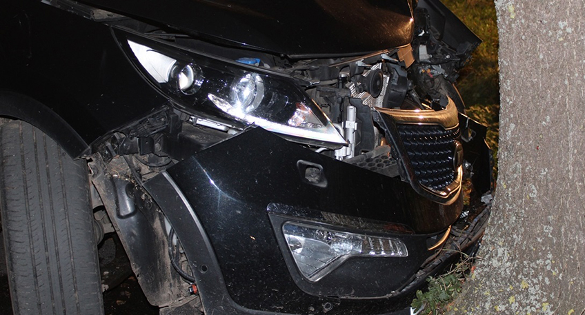 Am Donnerstagabend hat sich ein Autofahrer bei einem Verkehrsunfall schwere Verletzungen zugezogen.