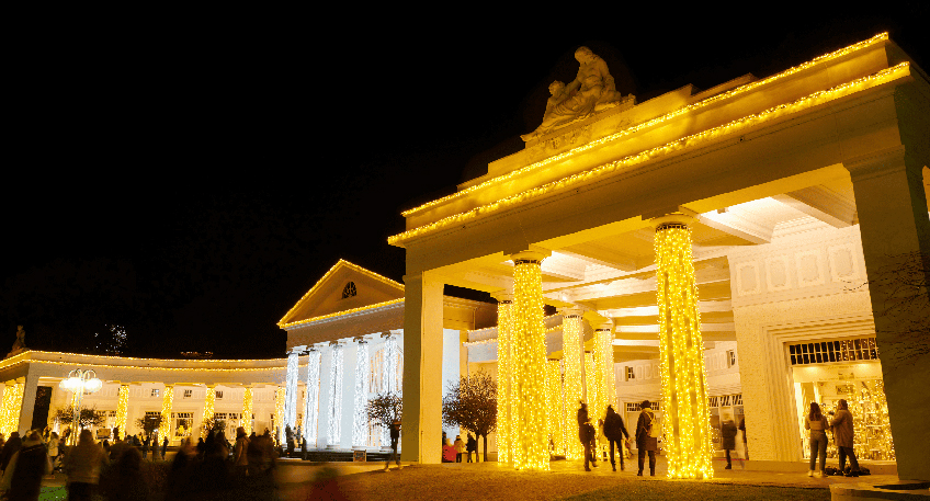 Bis zum 27. Dezember &ouml;ffnet der Bad Oeynhausener Weihnachtsmarkt wieder seine T&uuml;ren. Die festlich geschm&uuml;ckten H&uuml;tten und Einkaufsstra&szlig;en laden dieses Jahr wieder zu einem atmosph&auml;rischen Spaziergang durch Innenstadt und Kurpark ein.