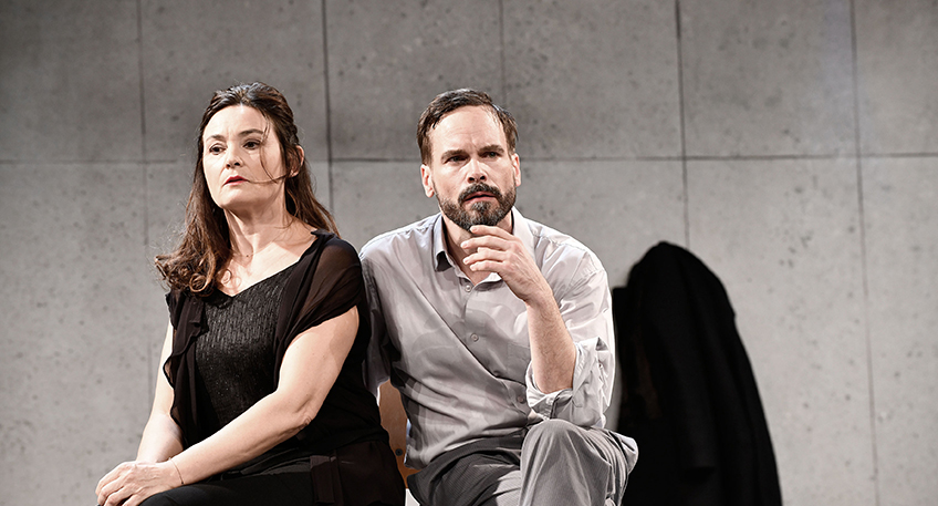 Es geht um einen drohenden Terroranschlag. Um totale &Uuml;berwachung. Um zwei Menschen, die sich ein Wortgefecht liefern, w&auml;hrend der Countdown l&auml;uft. Der deutsch-&ouml;sterreichische Bestsellerautor Daniel Kehlmann hat mit dem Thriller &bdquo;Heilig Abend&ldquo; 2017 ein fesselndes Zwei-Personen-St&uuml;ck verfasst. Das Tournee-Theater Euro-Studio Landgraf wird es am Freitag, 8. Dezember, um 19.30 Uhr auf die B&uuml;hne des Theaters im Park bringen.     Es ist der 24. Dezember, halb elf Uhr abends, und ein Wettlauf gegen die Zeit beginnt: Nur genau 90 Minuten Zeit hat der Verh&ouml;rspezialist Thomas, um von einer Frau namens Judith zu erfahren, ob sie tats&auml;chlich, wie er vermutet, um Mitternacht einen terroristischen Anschlag ver&uuml;ben will, den sie gemeinsam mit ihrem Ex-Mann Peter geplant hat. Judith war auf dem Weg zu ihren Eltern aus einem Taxi geholt und zur Polizeistation gebracht worden. Er konfrontiert sie mit Details, sagt, er wisse, dass ihr Ex-Mann am Tag zuvor von 14.30 Uhr bis 22:52 Uhr bei ihr war. Was haben sie da besprochen?      Thomas setzt alles daran, Judith aus der Reserve zu locken. Aber das ist kein leichtes Spiel. Denn Judith ist Philosophie-Professorin und beginnt, ihr Gegen&uuml;ber mit gezielten Fragen aus dem Konzept zu bringen. Die Situation spitzt sich zu. Und die Uhr tickt weiter.     Die Tickets k&ouml;nnen online gebucht werden unter staatsbad-oeynhausen.de oder sind in der Tourist Information (Tel. 05731 1300, ge&ouml;ffnet montags bis freitags von 9 - 17 Uhr, samstags von 10 - 15 Uhr und sonntags von 13 &ndash; 17 Uhr) sowie an allen bekannten Vorverkaufsstellen erh&auml;ltlich.   Jugendliche erhalten an der Abendkasse nach Verf&uuml;gbarkeit freien Eintritt. Die Abendkasse ist ab einer Stunde vor Veranstaltungsbeginn ge&ouml;ffnet. Die Vorstellung ist mit einem Theaterdinner buchbar. 