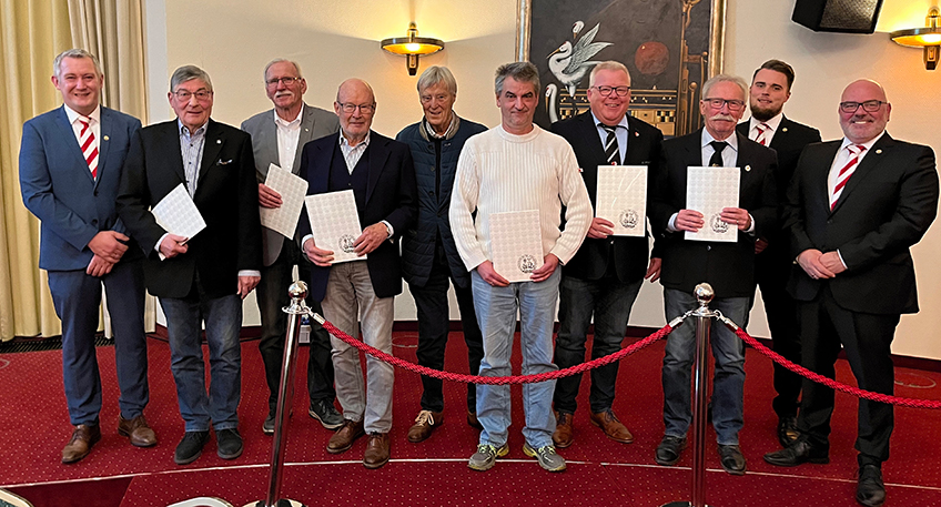 Stadtmajor Christian Bremkes (links), Adjutant Justin M&ouml;ller (2. Von rechts) und Oberzahlmeister Andr&eacute; Gerke (rechts) mit den ausgezeichneten Kameraden des Mindener B&uuml;rgerbataillons.