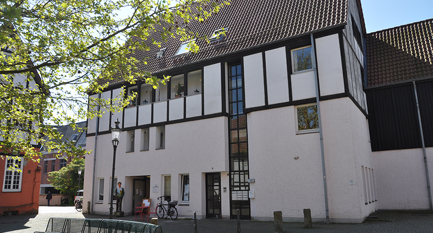 Das ist auch interessant: Vollendetes Tötungsdelikt in Bad Oeynhausen  'Date den Doğan' startet in Petershagen  Lebendiger Schulhof: Vogelhäuser und Nistkästen für die Garten-AG  Hier wird geblitzt  Anzeige Eigenanzeige-HaMi-2020-55cent-848x457