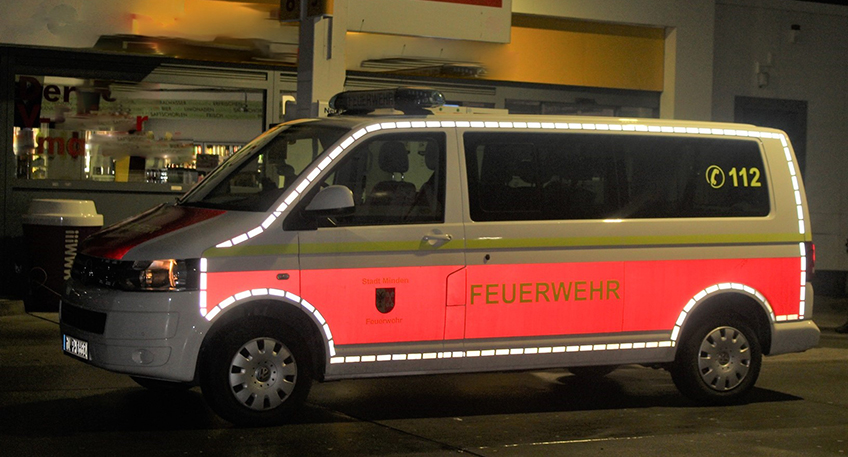 Eine ungewöhnliche Nacht hat die Feuerwehr hinter sich. Einer Rettungswagenbesatzung fiel am Sonntagabend ein Mannschaftstransportfahrzeug (MTF) der Feuerwehr auf, weil es deutliche Schlangenlinien fuhr und teilweise mit Blaulicht auf der Dehmer Straße in Richtung Innenstadt von Bad Oeynhausen unterwegs war. 