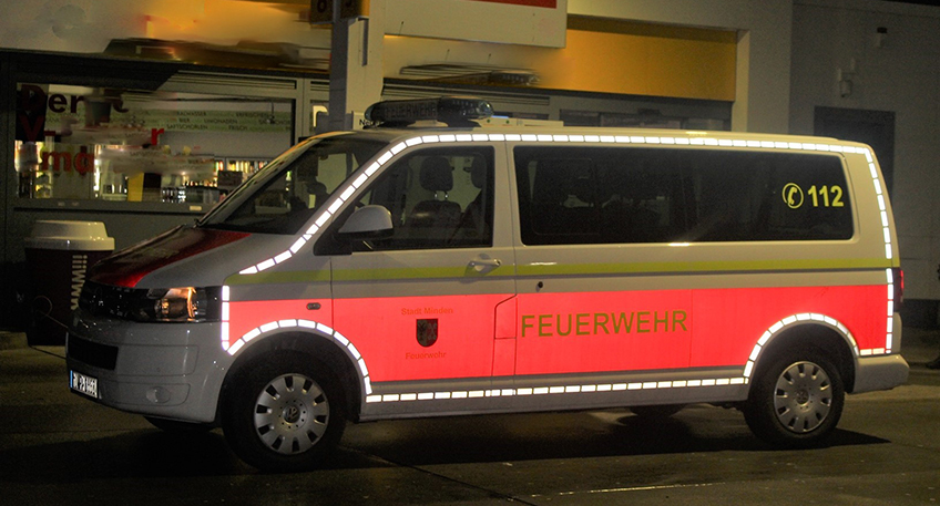Eine ungew&ouml;hnliche Nacht hat die Feuerwehr hinter sich. Einer Rettungswagenbesatzung fiel am Sonntagabend ein Mannschaftstransportfahrzeug (MTF) der Feuerwehr auf, weil es deutliche Schlangenlinien fuhr und teilweise mit Blaulicht auf der Dehmer Stra&szlig;e in Richtung Innenstadt von Bad Oeynhausen unterwegs war. 