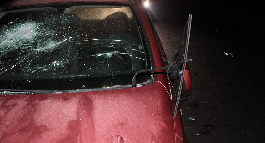 Unbekannte haben in den Abend- bzw. Nachtstunden zu Samstag im Bereich der Innenstadt an mehreren Fahrzeugen ihr Unwesen getrieben, diese beschädigt und einen nicht unerheblichen Sachschaden angerichtet. Aus einigen Autos wurden auch Gegenstände entwendet. Die Polizei sucht nach Zeugen.