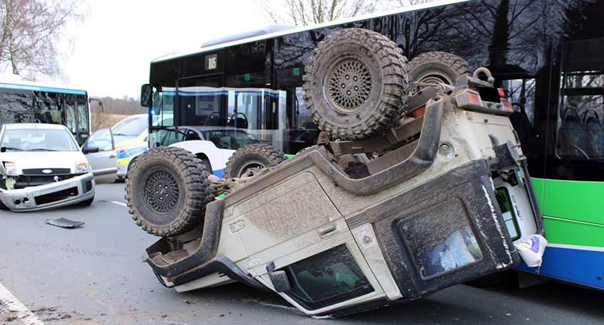 Auf der Kreuzung &Ouml;ringsener Stra&szlig;e und Weinstra&szlig;e kollidierten am Mittwochnachmittag zwei Autos. Ein Wagen &uuml;berschlug sich dabei, wobei sich der 28-j&auml;hrige Fahrer Verletzungen zuzog.