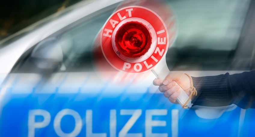 Wegen des Diebstahls eines Pkws wurde die Polizei am späten Donnerstagnachmittag in die Straße "Am Kurpark" nach Bad Oeynhausen gerufen. Vor Ort berichtete man den Beamten von der gegen 17.10 Uhr erfolgten Entwendung eines schwarzen Dacia Sandero.